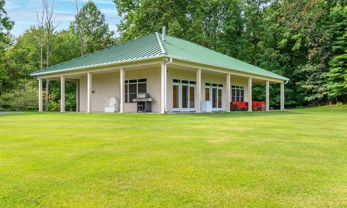 Urbana House | Sugarloaf Mountain Retreat- Explore a 300 Acre Estate, Hiking, Golfing, Biking