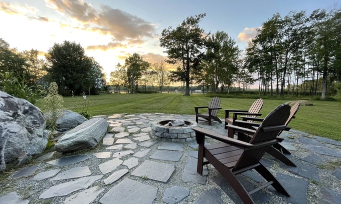Newport House | Sugarmaple Lakehouse; Cozy 2.6 Acre Lakefront Retreat