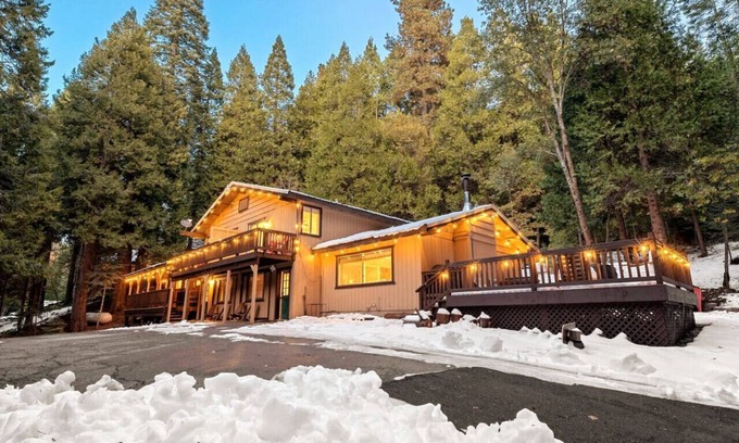 Sugar Pine Cabin | Sugarpine Trailhead Lodge-8 miles from Yosemite-2 Cabins, 6 Bedrooms, Sleeps 18-2 Hot Tubs