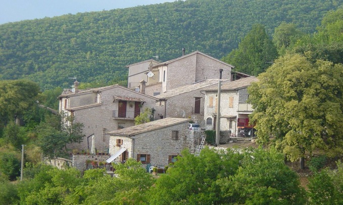 Trevi House | Suggestive mountain house, in stone of 110sqm within a medieval village