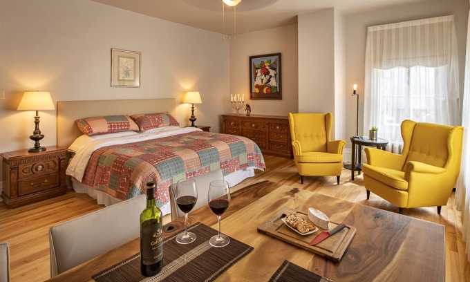 Montcalm House | Suite 01 - Comfortable suite in the Art District