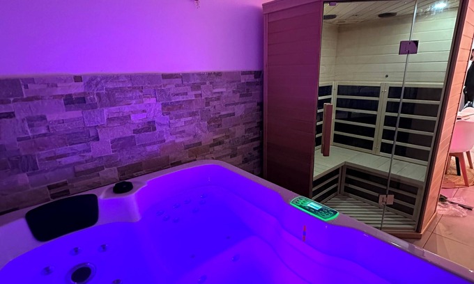 Esbly House | Suite 110 : Jacuzzi & Sauna Privatisé Avec Suite