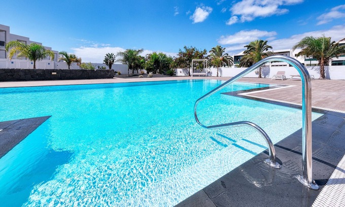 Costa Teguise Ski Chalet | Suite ANIAGUA Bright holiday home with pool view