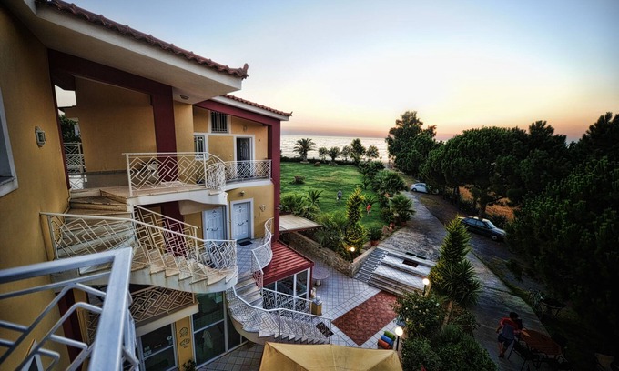 Trifylia House | Suite Apartment Beachfront Kalo Nero Beach