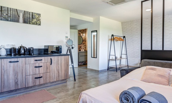 Coupvray Apartment | Suite Belmondo - 4P near Disneyland Paris