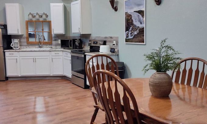 Valier House | Suite Country Downtown #1 Cozy and Relaxing just mintues from Lake Frances
