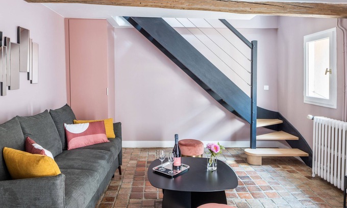 Nogent-le-Roi Apartment | Suite-Deluxe-Rosé de Saignée-Ensuite with Shower-Courtyard view