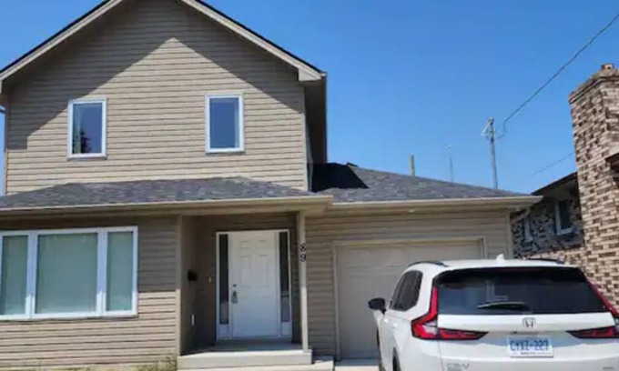 Leamington House | SUITE FOR COUPLE OR FAMILY HOME AWAY FROM HOME. CLOSE TO CITY, LAKE AND PARK