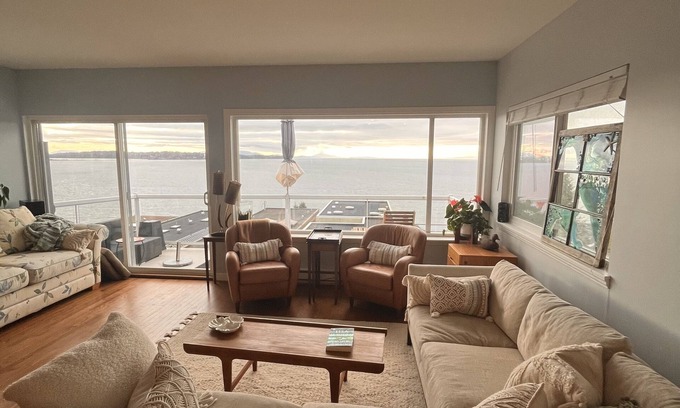 White Rock House | Suite home in the Rock!