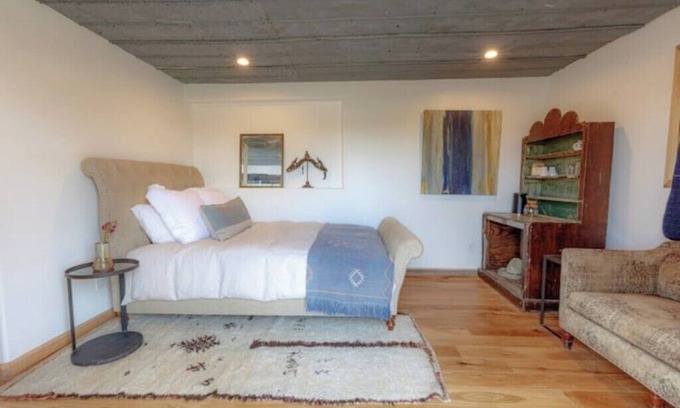 Round Top Apartment | Suite IIII @ Oakbones Round Top