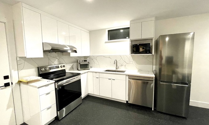 Saanich House | Suite in a Modern new house. High-quality community. good soundproofing.