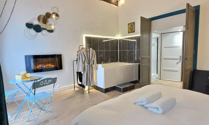 Arpajon Apartment | Suite Love - Jacouzzi - Table de Massage