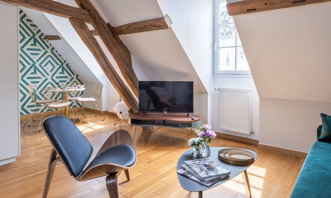 Nogent-le-Roi Apartment | Suite Millesime, View on Saint-Sulpice church, castle and timber-framed houses