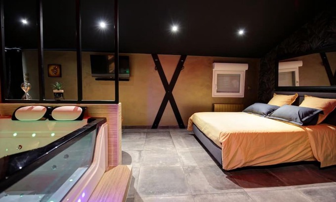 Saint-Genest-Lerpt Apartment | Suite romantique avec ambiance cocooning