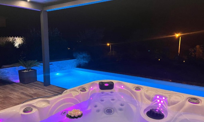 Villeneuve Bed & Breakfast | Suite romantique Le temps d'un Instant Loveroom Hammam jacuzzi piscine