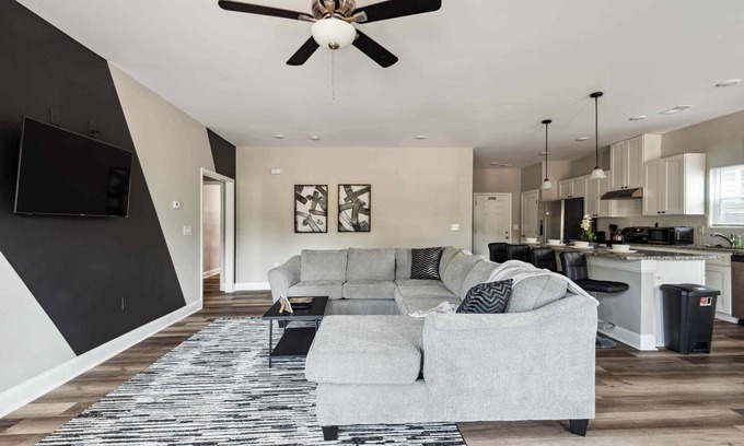 Toddville Road House | Suite Serenity 12Min from Uptown & Spectrum Ctr