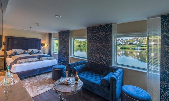 Muelheim Hotel | Suite, shower, toilet, river view