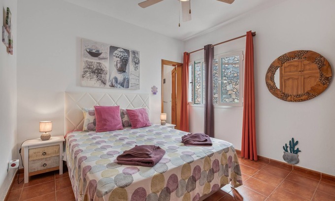Yaiza Apartment | Suite Vacation 'Mountain View' with Shared Pool, Wi-Fi and Air Conditioning