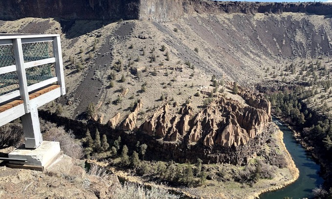 Crooked River Ranch Hotel | Suite with 2 Queen Beds and 1 Queen Sofa Bed - Golf Course View