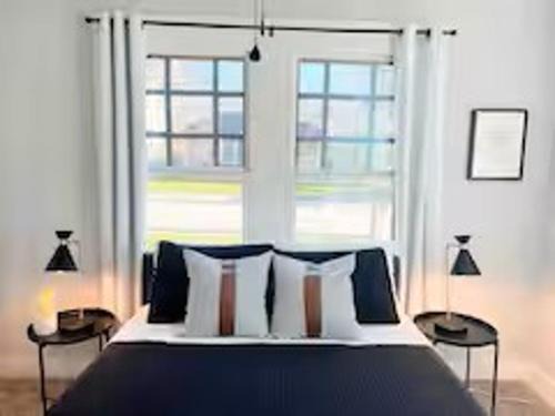 East Cesar Chavez House | Suite with private access by The Pearl and downtown