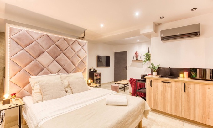 Coupvray Apartment | Suite Wood Love & Spa - 4P Private Sauna and Jacuzzi
