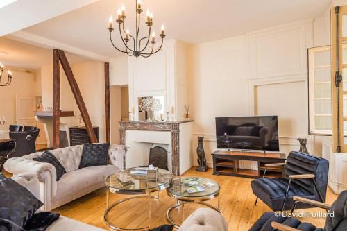 Charleville-Mezieres Apartment | Suites Mana - MATAHINA avec VUE SUPERBE sur la Place DUCALE et Parking privé inclus