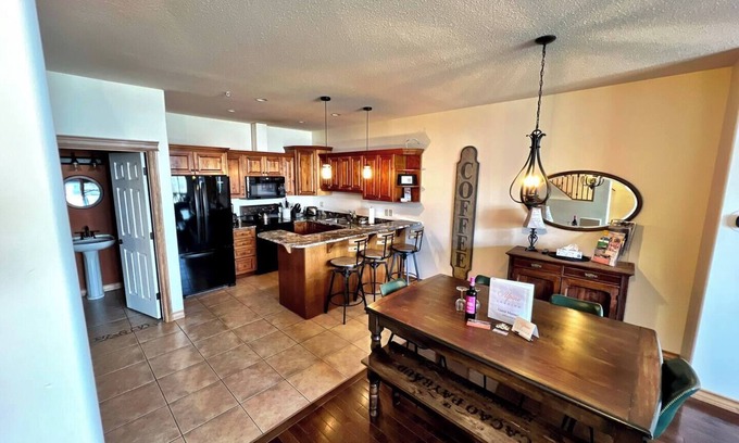 East Kootenay Condo | SullivanStone 34 - Golf - Ski - Hike - Chill - Private Hot Tub - Sleeps 10