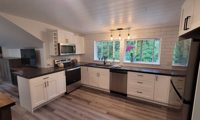 Sumas Prairie Cottage | Sumas Mtn -Modern guest house w/forest views +A/C