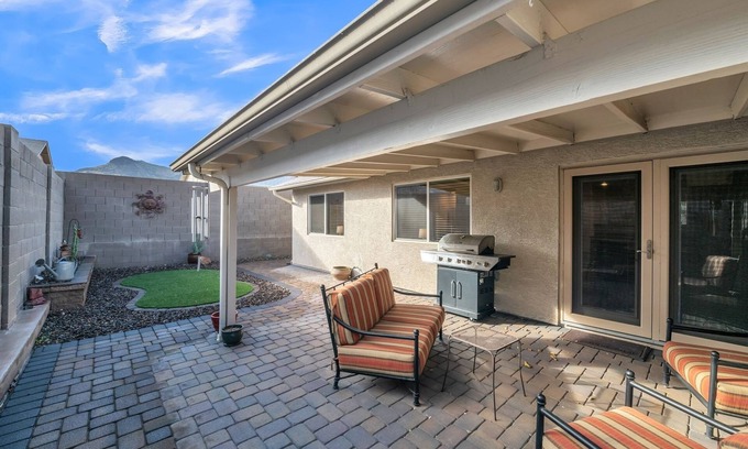Paradise Valley Village House | Summer all year round by RedAwning