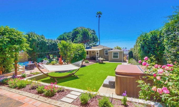 Bay Park House | Summer at Dolphin Bay Hideaway pet-friendly yard!