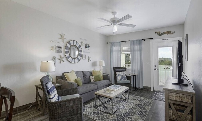 Indian Rocks Beach Condo | Summer Bliss Beach Condo: Steps to IRB Shores & Splash Harbour Water Park!