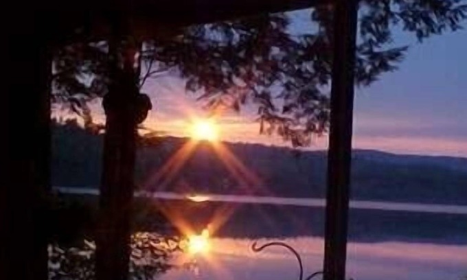 Strafford Cottage | Summer Cottage on Secluded Lake