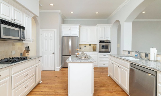 Park Cities House | Summer Family Home Steps from SMU & Highland Park