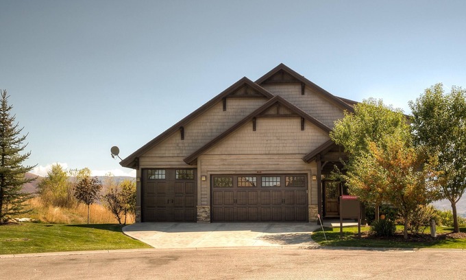 Eden House | SUMMER FUN! Amazing Views/Fresh Air!7bd/5ba/Gamerm/Playrm/HTb/Walk-out basement!