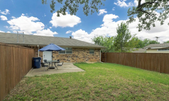 Euless House | Summer Getaway w/Fenced Yard - Near DFW Airport