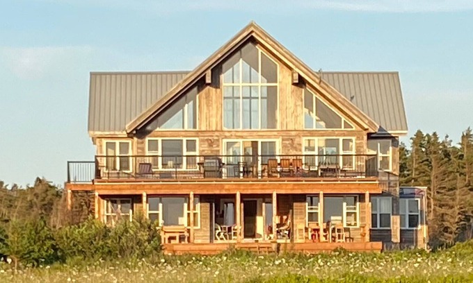 Saint Peters Bay Cottage | Summer house 400m walk to the beach, PEI permit # 2301261