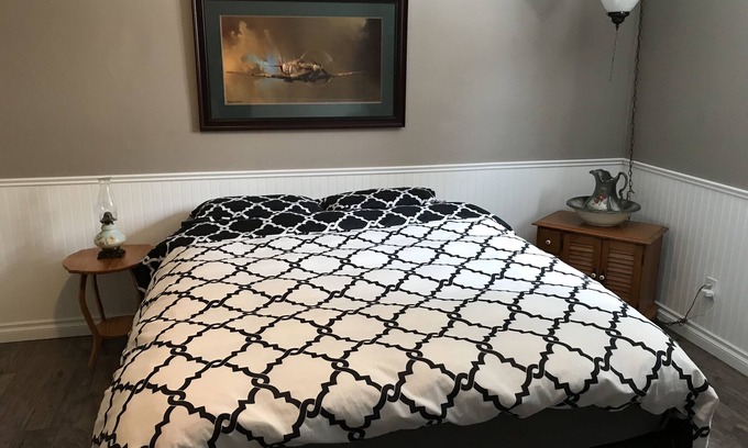 Thornbury House | Summer House Rental - Thornbury (30 day min.)