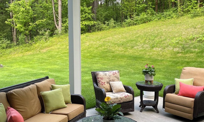 Saratoga Springs House | Summer in Saratoga! Modern Farm House - 5 minutes to it all!