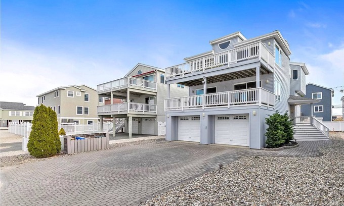 South Beach Haven House | SUMMER PEAK WEEKS AVAILABLEnOceanside 4 Bdm Steps Off Beach, Sleeps 15