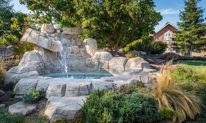Templeton House | Summer Place! - Country Living with Waterfall Spa and Table Fire Feature!