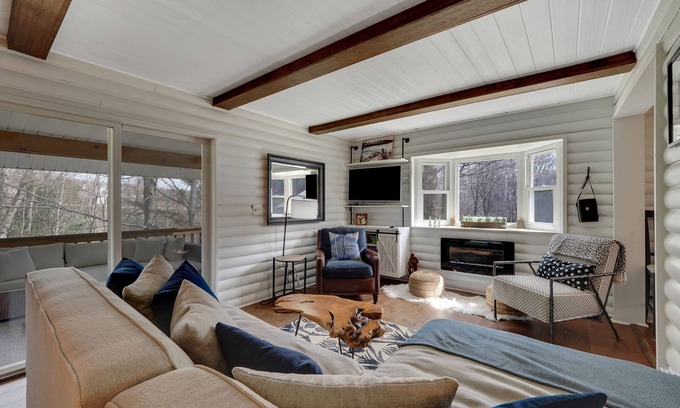 East Jordan House | Summer Promo! | Dog Friendly | 2.5 miles to Downtown EJ| 7 miles to BC