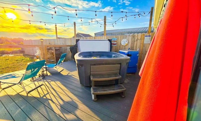 Amherst House | Summer Retreat w/Hot Tub&Firepit/10 Min. to Beach