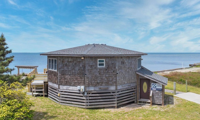 Brigands' Bay House | SUMMER SAVINGS - Soundfront Dog Friendly Hut w/Hot Tub, Private Sound Access