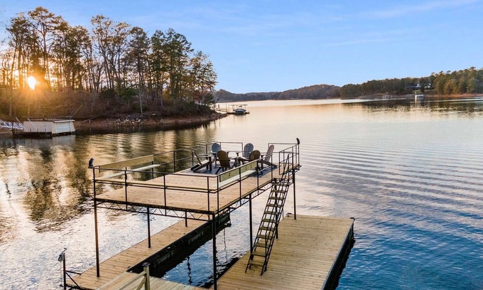Gainesville House | Summer Special! Amazing Lakefront 4-4 Retreat-Newly decorated! Stunning Sunsets!