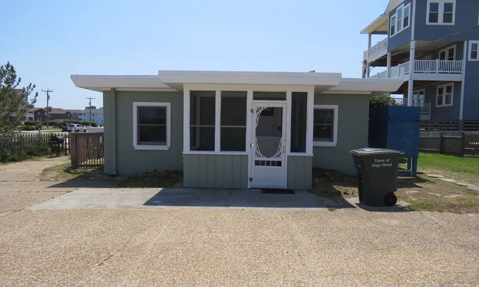 South Nags Head House | Summer Special/RIGHT ACROSS from OCEAN/Fenced yard/pet friendly