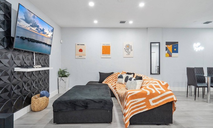 East Little Havana House | Summer Stay - Hot Tub - 5min to Brickell & Nightlife