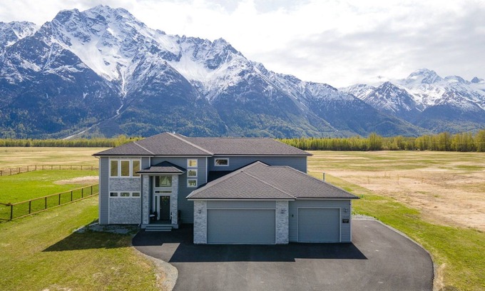 Butte House | Summer Wind North - Luxurious Home w/Hot Tub, & Epic Views! Near Reindeer Farm!