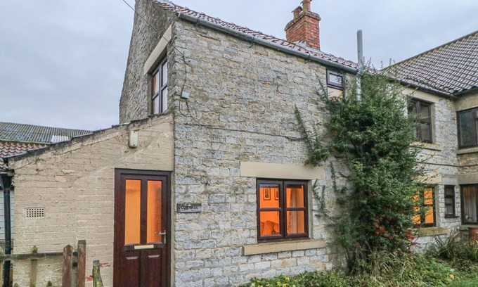 Scawton Cottage | SUMMERFIELD FARM COTTAGE, pet friendly, with open fire in Helmsley