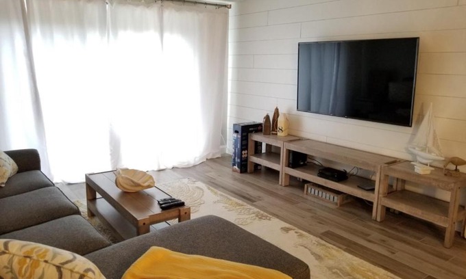 Crescent Beach Apartment | Summerhouse 143 Condo