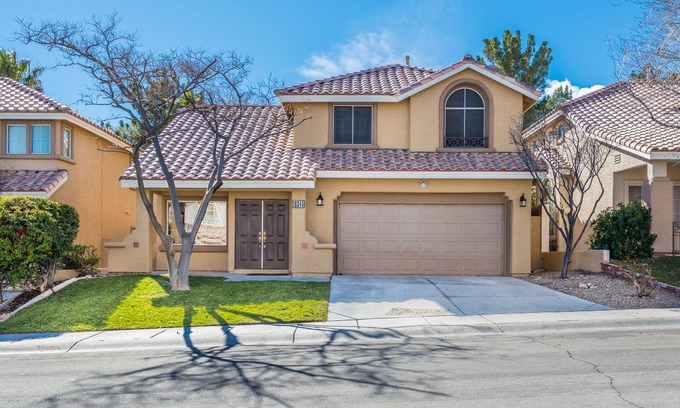 Summerlin House | Summerlin Beauty' near Red Rock Hotel-Minutes to LV StripnNO Room Tax Min 30 nts